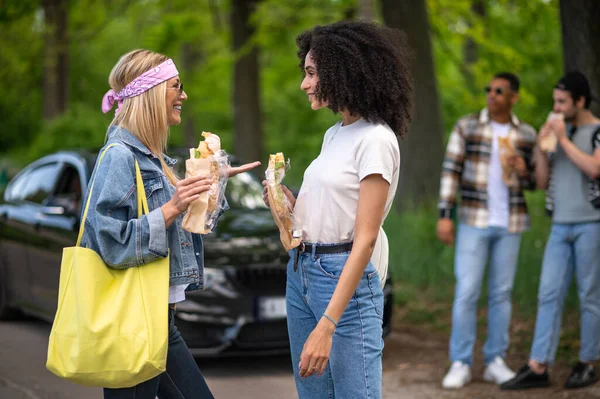 Ocio Jóvenes Comiendo Sándwiches Luciendo Alegres — Foto de Stock