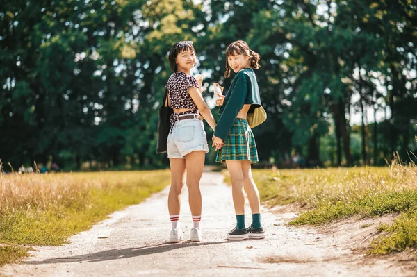 Parkta Parkta Yürüyen Ele Tutuşan Genç Güzel Kızlar — Stok fotoğraf