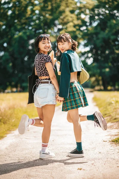 Parkta Yürü Tatlı Kızlar Birlikte Vakit Geçirirken Mutlu Ejoylu Görünüyorlar — Stok fotoğraf