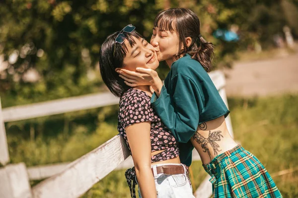 Caminhe Parque Meninas Doces Que Parecem Felizes Felizes Enquanto Passam — Fotografia de Stock