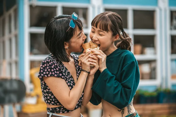 Yemek Yemek Eğlenmek Birlikte Sandviç Yiyip Eğlenen Heyecanlı Kızlar — Stok fotoğraf