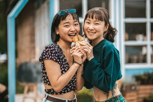Yemek Yemek Eğlenmek Birlikte Sandviç Yiyip Eğlenen Heyecanlı Kızlar — Stok fotoğraf