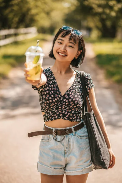 Sommardag Ganska Leende Flicka Sommarpark Med Ett Glas Lemonad Handen — Stockfoto