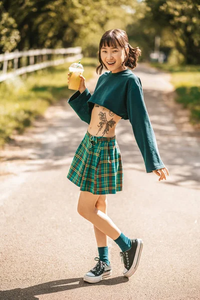 Καλοκαίρι Όμορφο Χαμογελαστό Κορίτσι Ένα Καλοκαιρινό Πάρκο Ένα Ποτήρι Λεμονάδα — Φωτογραφία Αρχείου