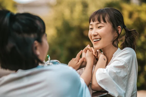 Tempo Libero Due Ragazze Asiatiche Che Divertono Insieme Bevono Limonata — Foto Stock