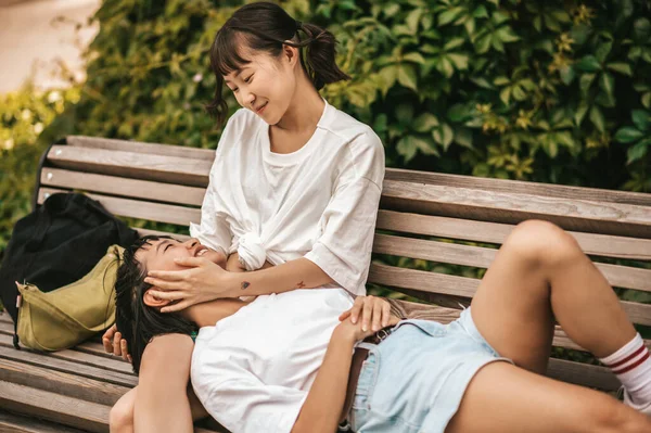 Nyugtató Két Aranyos Fiatal Lány Pihen Padon Anad Érzés Nyugodt — Stock Fotó