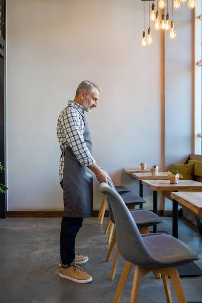 Kafenin Içinde Garson Kafeteryadaki Sandalyeleri Düzenliyor — Stok fotoğraf