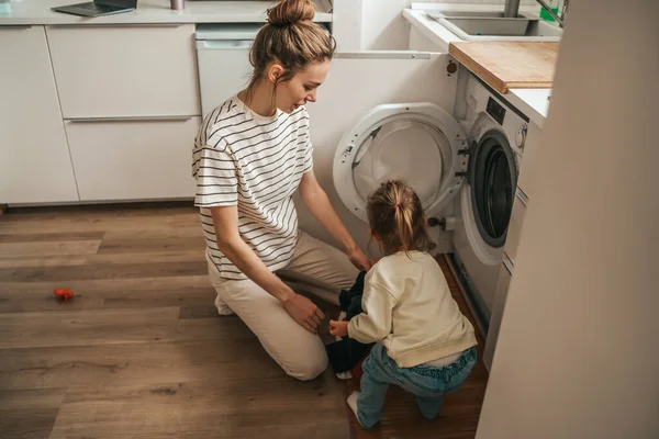 Elternteil Und Ihr Kleines Kind Legen Die Schmutzige Wäsche Die — Stockfoto