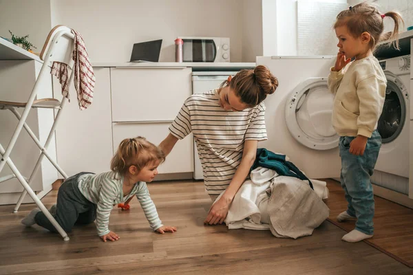 Kvinnlig Förälder Med Tvättstuga Sitter Köksgolvet Omgiven Sina Söta Barn — Stockfoto