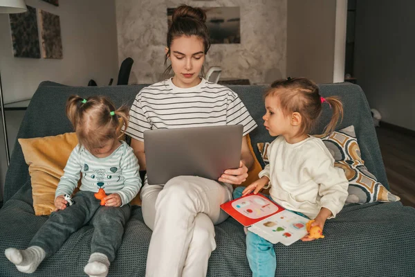 Gericht Jonge Vrouwelijke Freelancer Werken Laptop Gezeten Naast Haar Kinderen — Stockfoto