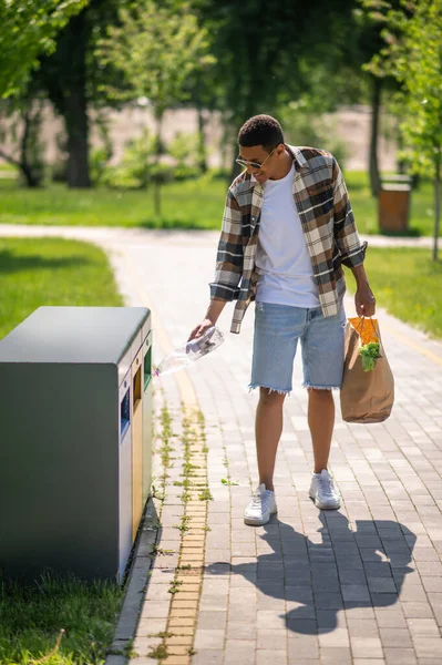 Geri Dönüşüm Için Genç Afrikalı Amerikalı Adam Çöp Kutusuna Plastik — Stok fotoğraf