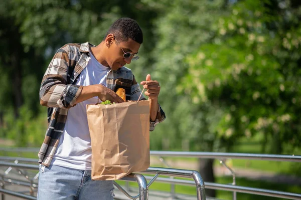 Después Comprar Comida Joven Hombre Piel Oscura Con Una Bolsa — Foto de Stock
