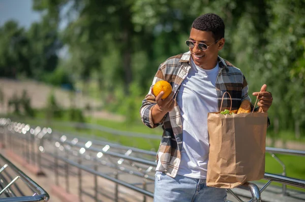 Después Comprar Comida Joven Hombre Piel Oscura Con Una Bolsa — Foto de Stock