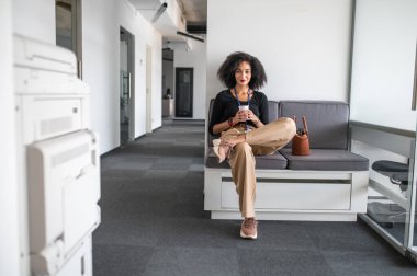 Sabah kahvesi. Ofiste sabah kahvesi içen güzel bir iş kadını.