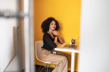 Görüntülü arama. Genç bir ofis çalışanı görüntülü arama yapıyor ve olaya dahil olmak istiyor.