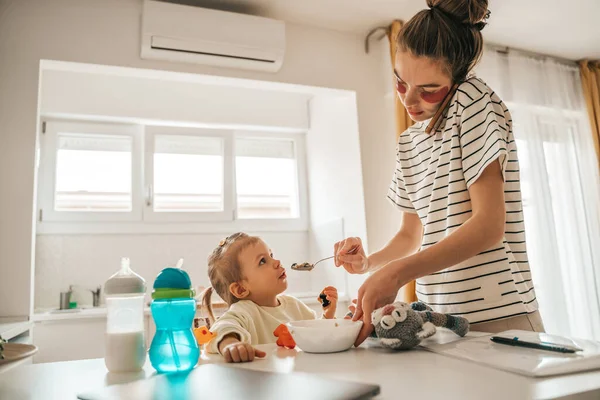 Junge Mutter Mit Den Augenklappen Steht Küchentisch Und Füttert Ihr — Stockfoto