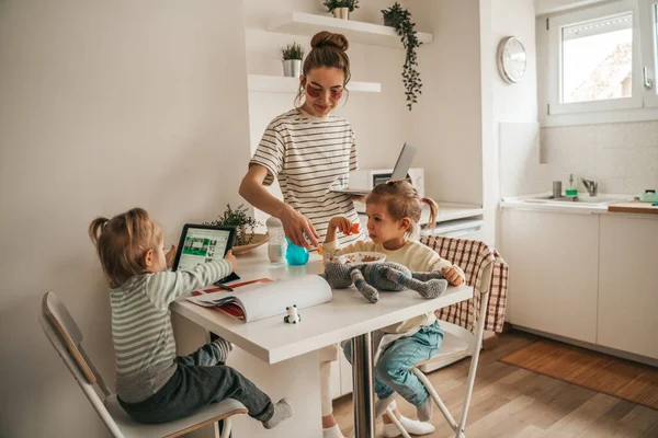 Kind Greift Zum Tablet Computer Während Die Mutter Mit Augenklappen — Stockfoto