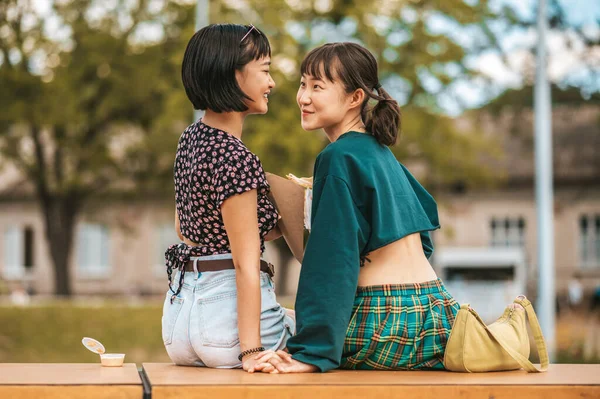 Dans Parc Mignonnes Jeunes Filles Spedning Temps Ensemble Dans Parc — Photo