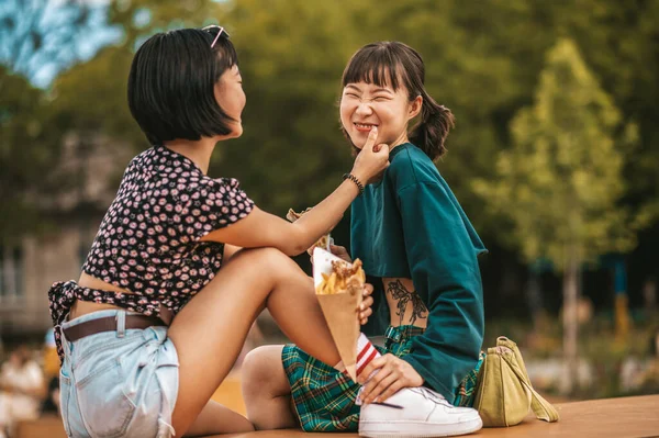 Parkta Parkta Birlikte Sürat Yapan Sevimli Genç Kızlar — Stok fotoğraf