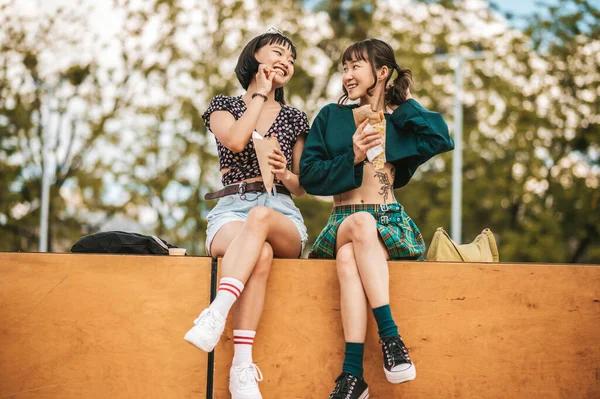 Hétvége Együtt Gyönyörű Fiatal Lányok Töltik Együtt Hétvégét Boldognak Látszanak — Stock Fotó