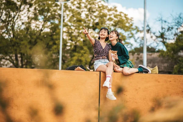 Szép Idők Fiatal Lányok Töltenek Hétvégét Parkban Keres Élvezte — Stock Fotó