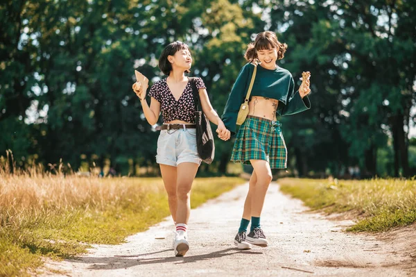 Parkta Parkta Yürüyen Ele Tutuşan Genç Güzel Kızlar — Stok fotoğraf