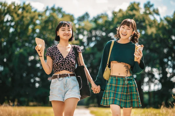 Parkban Fiatal Csinos Lányok Sétálnak Parkban Fogják Egymás Kezét — Stock Fotó