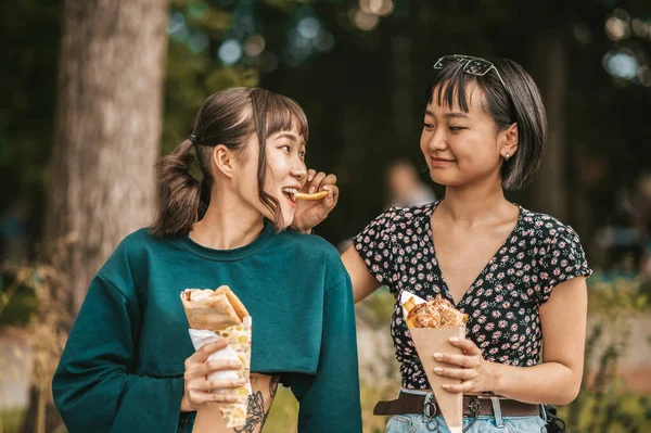 Profiter Journée Mignonnes Jeunes Filles Appréciant Nourriture Rue Regardant Diverti — Photo