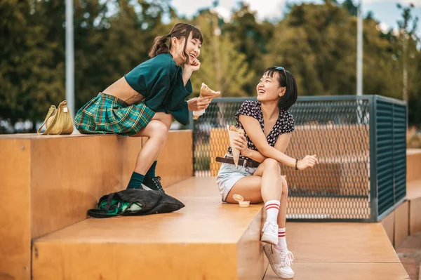 Élvezem Napot Két Csinos Lány Együtt Tölti Idejét Boldognak Tűnik — Stock Fotó