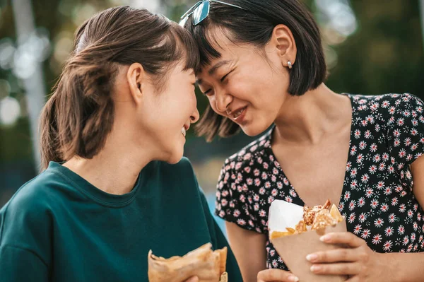 Mutlu Bir Çift Genç Çift Sokak Yemeklerinden Zevk Alıyor Mutlu — Stok fotoğraf