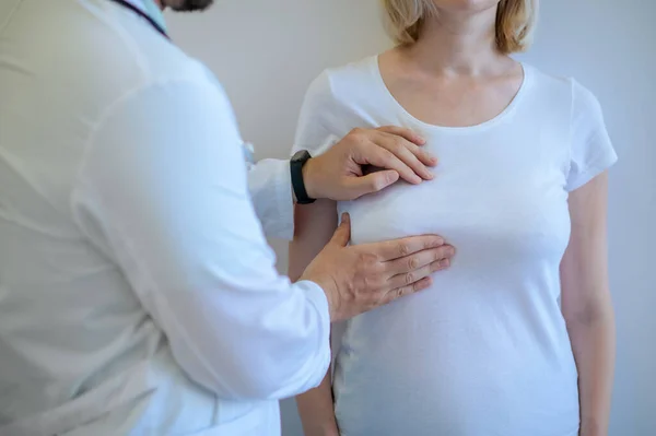 Foto Recortada Médico Tocando Glândula Mamária Uma Paciente Feminina Durante — Fotografia de Stock