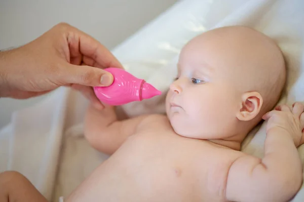 소아과 의사가 분홍색 관장제로 아기의 — 스톡 사진