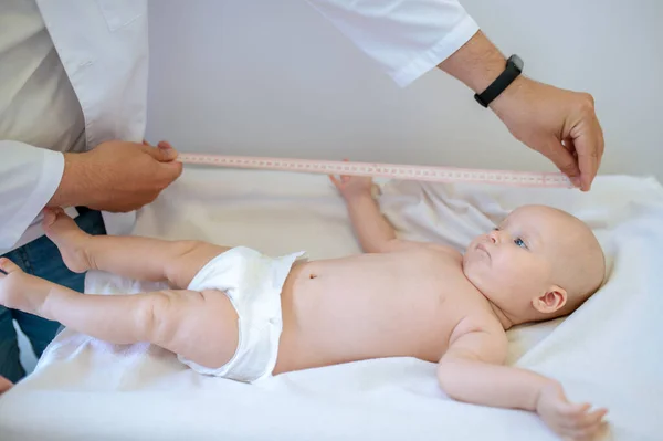 身体测量 儿科医师在进行体格检查时测量婴儿的身体部位 — 图库照片