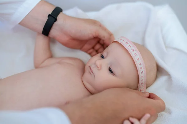 Medição Corporal Pediatra Medição Babys Parte Corpo Durante Check Médico — Fotografia de Stock