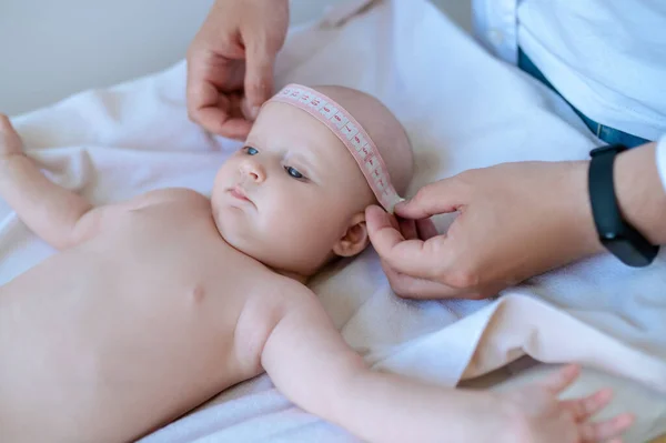 기기를 검사하는 아기의 부위를 측정하는 소아과 — 스톡 사진