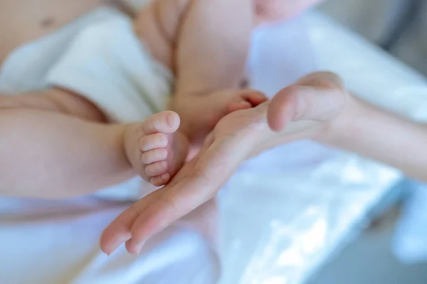 Baby Onderzoeken Mannelijke Kinderarts Die Een Baby Onderzoekt Geconcentreerd Uitziet — Stockfoto