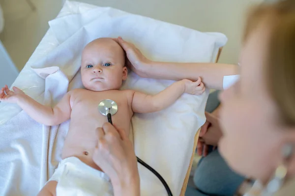 Herzcheck Kinderarzt Hört Babys Herzrhythmus Mit Dem Stethoskop — Stockfoto