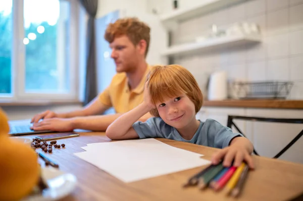 Sevimli Bir Aile Kızıl Çocuk Babasının Yanında Oturuyor Resim Çiziyor — Stok fotoğraf