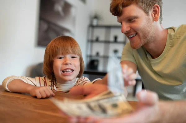 Alfabetización Financiera Papá Enseñando Pequeño Hijo Financiar Alfabetización Buscando Involucrado —  Fotos de Stock