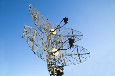 Mavi gökyüzü arka planında radar anteni. Askeri teçhizat füze helikopterleri.
