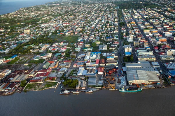 Güney Amerika, Guyana 'daki bir uçaktan alınan Georgetown şehrinin nehir kenarından kuş bakışı görüntüsü. Subtropikal doğa, dünya turizmi.