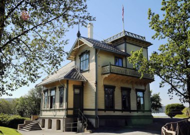 Bergen yakınlarındaki Fjord kıyısındaki Edvard Grieg Trollhaugen Müzesi 'nin manzarası güneşli bir günde, Norveç. Avrupa 'nın gezici manzaraları.