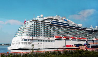 Güneşli bir günde demirli bir yolcu gemisiyle rıhtımın manzarası. Avrupa 'nın gezici manzaraları.