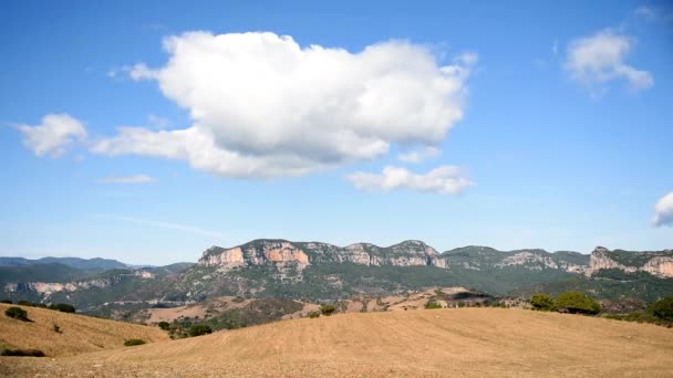 Hermoso Cielo Azul Con Nubes Movimiento Sobre Las Formaciones Piedra — Vídeos de Stock