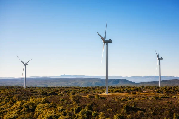 Turbinas Eólicas Lindo Céu Azul Parque Eólico Montanha Sardenha Conceito — Fotografia de Stock