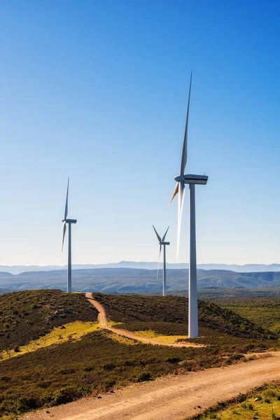 Turbinas Eólicas Lindo Céu Azul Parque Eólico Montanha Sardenha Conceito — Fotografia de Stock