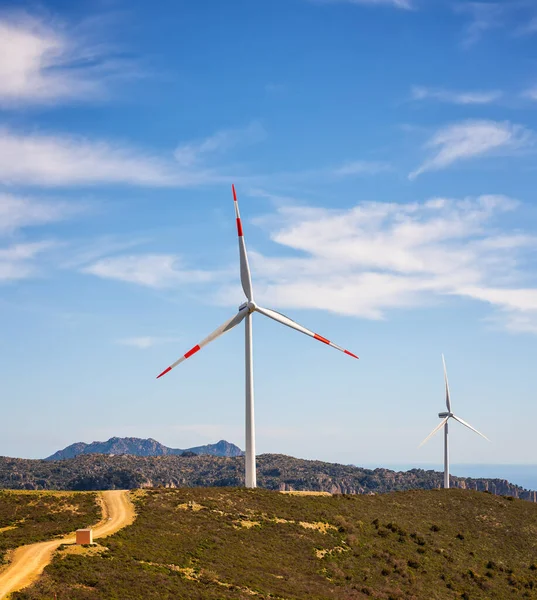 Turbinas Eólicas Lindo Céu Azul Com Nuvens Parque Eólico Montanha — Fotografia de Stock
