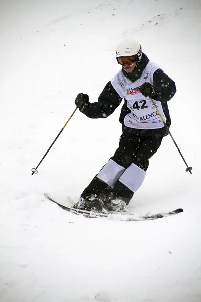 Mogul kayakçı — Stok fotoğraf