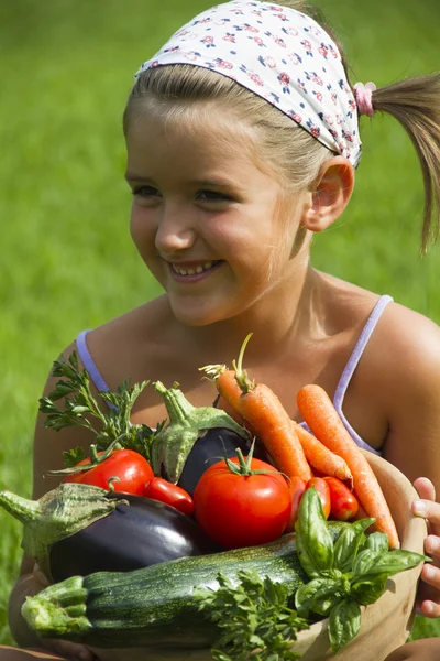 Kind und Gemüse — Stockfoto