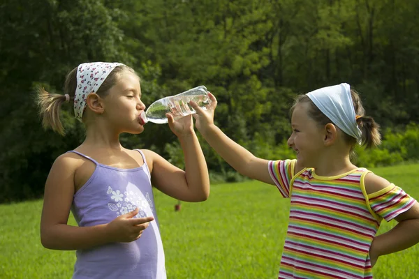 Ragazza acqua potabile — Foto Stock